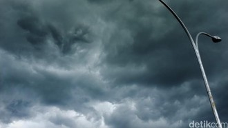 Heboh Fenomena Awan Hitam Melayang di Langit Subang Heboh Fenomena Awan Hitam Melayang di Langit Subang