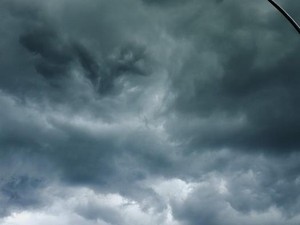 Heboh Fenomena Awan Hitam Melayang di Langit Subang