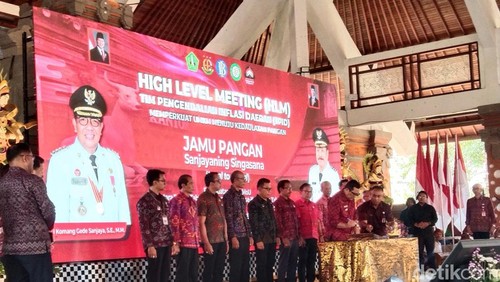 Penandatanganan MoU perwakilan perbekel se-kabupaten Tabanan dalam upaya penguatan ekonomi lokal dan pengendalian inflasi di Gedung Kesenian I Ketut Maria, Rabu (29/10/2025).