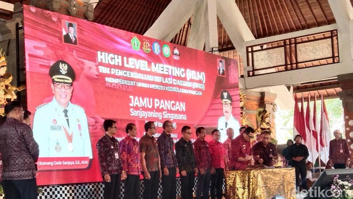 Inflasi Tabanan Penandatanganan MoU perwakilan perbekel se-kabupaten Tabanan dalam upaya penguatan ekonomi lokal dan pengendalian inflasi di Gedung Kesenian I Ketut Maria, Rabu (29/10/2025).