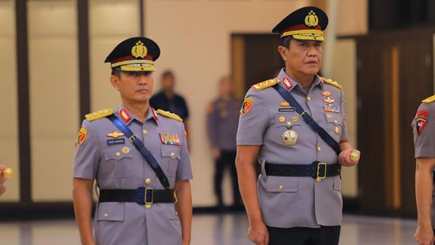 Irjen Djuhandhani Rahardjo resmi menjabat sebagai Kapolda Sulawesi Selatan (Sulsel) usai dilantik sore ini. Dokumen Polri Irjen Djuhandhani Rahardjo resmi menjabat sebagai Kapolda Sulawesi Selatan (Sulsel) usai dilantik sore ini. Dokumen Polri