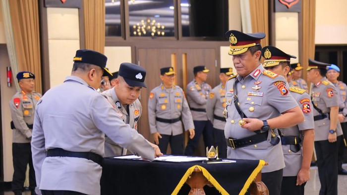 Irjen Djuhandhani Rahardjo resmi menjabat sebagai Kapolda Sulawesi Selatan (Sulsel) usai dilantik sore ini. Dokumen Polri Irjen Djuhandhani Rahardjo resmi menjabat sebagai Kapolda Sulawesi Selatan (Sulsel) usai dilantik sore ini. Dokumen Polri