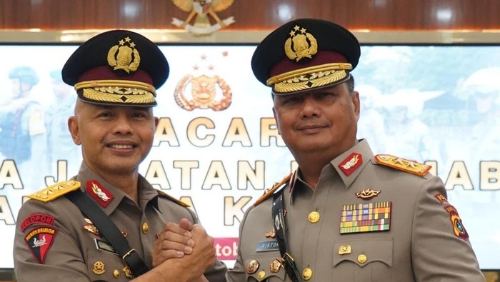 Irjen Hendro Pandowo (kiri) dan Irjen Viktor T Sihombing (kanan).