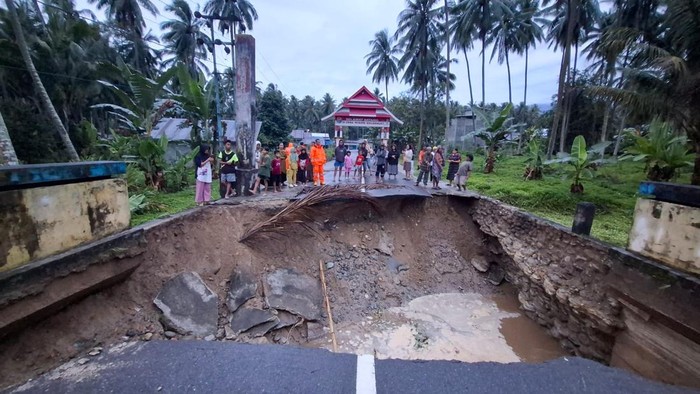 Jembatan putus Banjir melanda tiga desa di Kecamatan Galang, Tolitoli, akibat hujan deras. Jembatan putus, akses warga lumpuh, namun tidak ada korban jiwa.