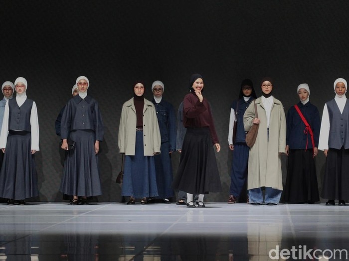 Model mengenakan busana koleksi Saba Modest di Jakarta Fashion Week 2025 (JFW 2025) di Jakarta, Selasa (28/10/2025).