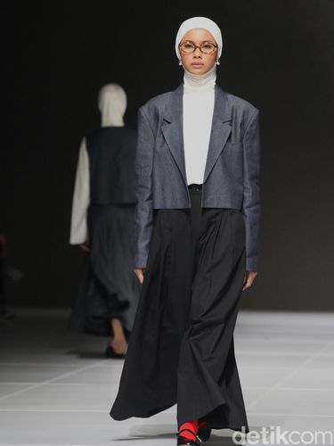 Model mengenakan busana koleksi Saba Modest di Jakarta Fashion Week 2025 (JFW 2025) di Jakarta, Selasa (28/10/2025).