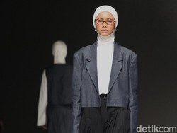 Rani Hatta Lewat Saba Modest Ubah Denim Kasual Jadi Formal di JFW 2026