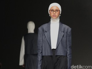 Rani Hatta Lewat Saba Modest Ubah Denim Kasual Jadi Formal di JFW 2026