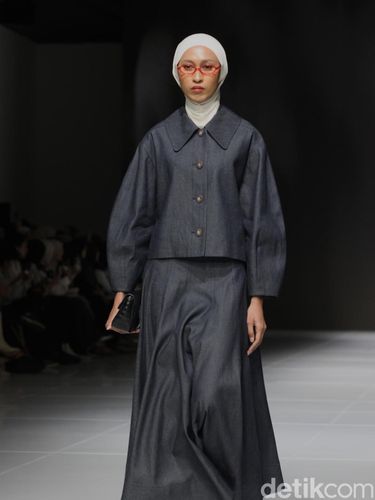 Model mengenakan busana koleksi Saba Modest di Jakarta Fashion Week 2025 (JFW 2025) di Jakarta, Selasa (28/10/2025).