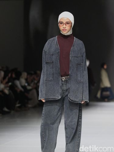 Model mengenakan busana koleksi Saba Modest di Jakarta Fashion Week 2025 (JFW 2025) di Jakarta, Selasa (28/10/2025).