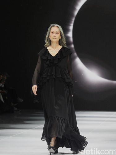 Model mengenakan busana koleksi Starry di Jakarta Fashion Week 2025 (JFW 2025) di Jakarta, Selasa (28/10/2025).