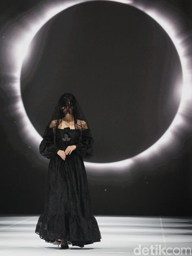 JFW 2025 Starry Model mengenakan busana koleksi Starry di Jakarta Fashion Week 2025 (JFW 2025) di Jakarta, Selasa (28/10/2025).