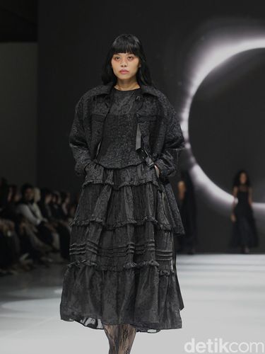 Model mengenakan busana koleksi Starry di Jakarta Fashion Week 2025 (JFW 2025) di Jakarta, Selasa (28/10/2025).