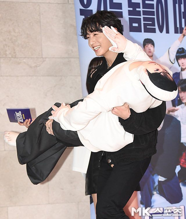 Jungkook BTS Jungkook BTS gendong boneka Cha Eun Woo di premiere film First Ride.