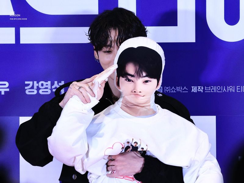 Jungkook BTS Jungkook BTS gendong boneka Cha Eun Woo di premiere film First Ride.