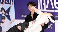 Viral Jungkook BTS Gendong Boneka Cha Eun Woo, Ini Kisah Kocak di Baliknya Viral Jungkook BTS Gendong Boneka Cha Eun Woo, Ini Kisah Kocak di Baliknya