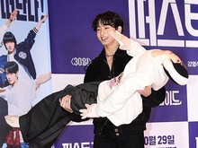 Viral Jungkook BTS Gendong Boneka Cha Eun Woo, Ini Kisah Kocak di Baliknya