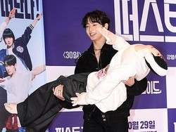 Viral Jungkook BTS Gendong Boneka Cha Eun Woo, Ini Kisah Kocak di Baliknya