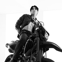Pesona Jungkook BTS semakin terpancar saat menaiki motor, serasi dengan all black outfit yang ia kenakan. Foto: dok. Calvin Klein