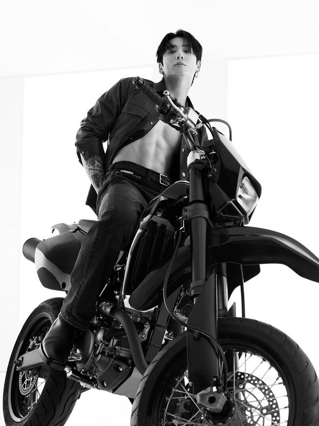 Gaya Jungkook BTS Pamer Otot dan Aura Rockstar, Bintangi Iklan Calvin Klein