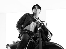 Gaya Jungkook BTS Pamer Otot dan Aura Rockstar, Bintangi Iklan Calvin Klein