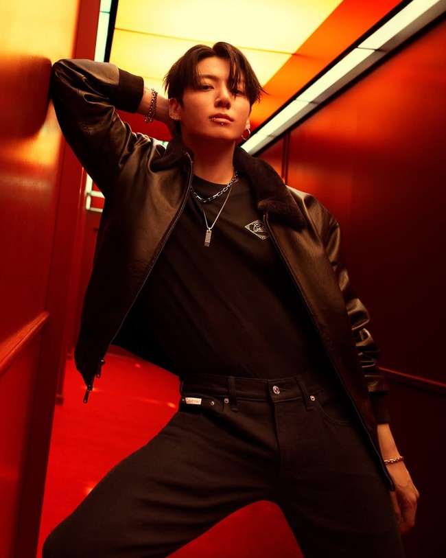 Jungkook BTS kembali menghiasi campaign Calvin Klein sepulang wajib militer. Penampilan sang global brand ambassador sontak viral menggemparkan netizen dan para ARMY. Foto: dok. Calvin Klein