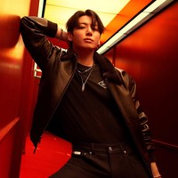 Jungkook BTS kembali menghiasi campaign Calvin Klein sepulang wajib militer. Penampilan sang global brand ambassador sontak viral menggemparkan netizen dan para ARMY. Foto: dok. Calvin Klein
