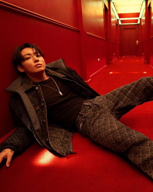 Sentuhan klasik ala 90-an dari koleksi terbaru Calvin Klein berpadu sempurna dengan karisma maknae grup BTS itu. Foto: dok. Calvin Klein