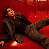 Sentuhan klasik ala 90-an dari koleksi terbaru Calvin Klein berpadu sempurna dengan karisma maknae grup BTS itu. Foto: dok. Calvin Klein