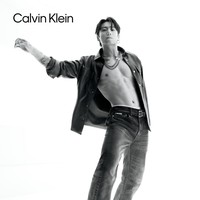 Lengan kanan yang penuh tato serta tindikan di bibir dan telinganya menjadi daya tarik tersendiri. Jungkook BTS sukses membuat penggemar histeris. Foto: dok. Calvin Klein