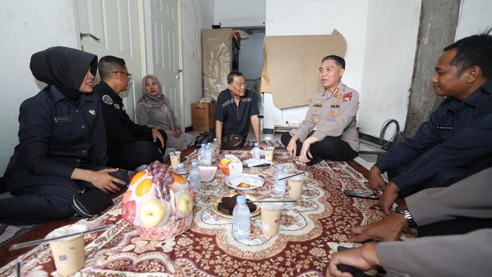 Kabid Humas Polda Jatim Kombes Jules Abraham Abast saat kunjungan ke rumah purnawirawan Kabid Humas Polda Jatim Kombes Jules Abraham Abast saat kunjungan ke rumah purnawirawan