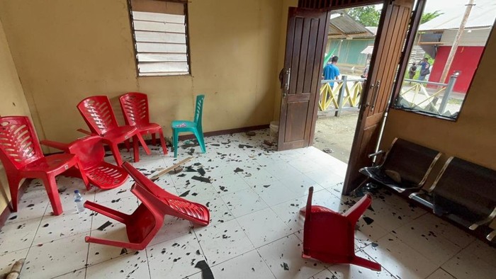 Kantor SPKT Polres Mamberamo Raya rusak diserang massa membawa senjata tajam. Kantor SPKT Polres Mamberamo Raya rusak diserang massa membawa senjata tajam.