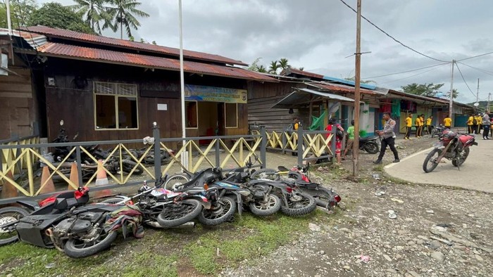 Kantor SPKT Polres Mamberamo Raya rusak diserang massa membawa senjata tajam. Kantor SPKT Polres Mamberamo Raya rusak diserang massa membawa senjata tajam.