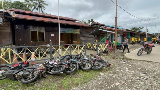 Kantor SPKT Polres Mamberamo Raya rusak diserang massa membawa senjata tajam.