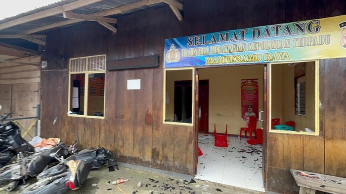 Kantor SPKT Polres Mamberamo Raya rusak diserang massa membawa senjata tajam. Kantor SPKT Polres Mamberamo Raya rusak diserang massa membawa senjata tajam.