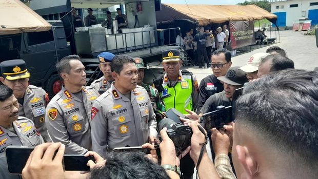 Kapolda Jateng Kapolda Jateng, Irjen Ribut Hari Wibowo saat meninjau banjir di jalur Pantura, Kaligawe, Semarang.