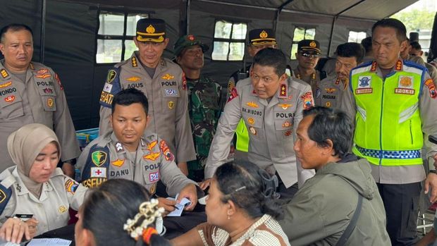 Kapolda Jateng Kapolda Jateng, Irjen Ribut Hari Wibowo saat meninjau banjir di jalur Pantura, Kaligawe, Semarang.