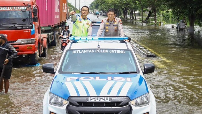 Kapolda Jateng Kapolda Jateng, Irjen Ribut Hari Wibowo saat meninjau banjir di jalur Pantura, Kaligawe, Semarang.