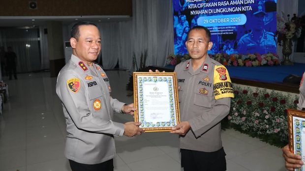 Kapolda Metro Jaya Irjen Asep Edi Suheri memberikan penghargaan kepada 2 Bhabinkamtibmas yang membantu pendidikan anak yatim dan pemulung. ( Kapolda Metro Jaya Irjen Asep Edi Suheri memberikan penghargaan kepada 2 Bhabinkamtibmas yang membantu pendidikan anak yatim dan pemulung. (