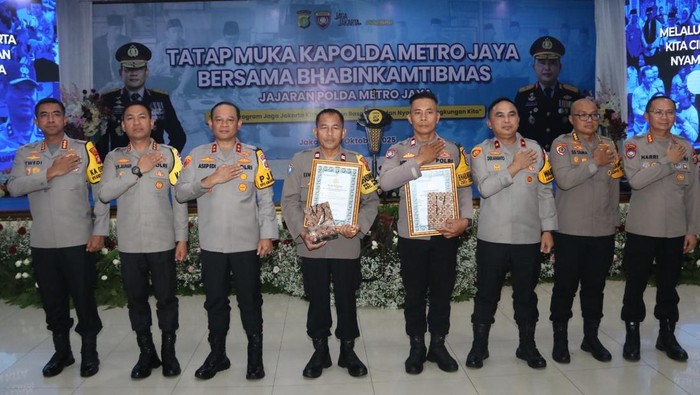 Kapolda Metro Jaya Irjen Asep Edi Suheri memberikan penghargaan kepada 2 Bhabinkamtibmas yang membantu pendidikan anak yatim dan pemulung. ( Kapolda Metro Jaya Irjen Asep Edi Suheri memberikan penghargaan kepada 2 Bhabinkamtibmas yang membantu pendidikan anak yatim dan pemulung. (