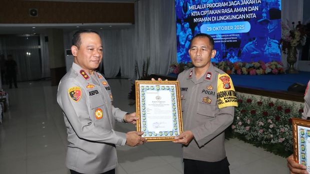 Kapolda Metro Jaya Irjen Asep Edi Suheri menekankan peran penting Bhabinkamtibmas dalam Jaga Jakarta. Kapolda Metro Jaya Irjen Asep Edi Suheri menekankan peran penting Bhabinkamtibmas dalam Jaga Jakarta.