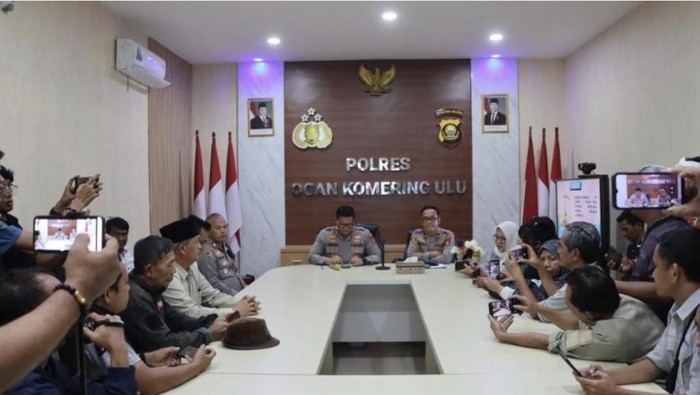 Kapolres OKU AKBP Endro Aribowo menjelaskan kronologi peristiwa penembakan terhadap perusak pos polisi. Kapolres OKU AKBP Endro Aribowo menjelaskan kronologi peristiwa penembakan terhadap perusak pos polisi.