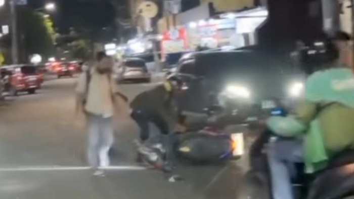 Kecelakaan motor di depan hotel di Jalan Lasinrang Makasssar. Kecelakaan motor di depan hotel di Jalan Lasinrang Makasssar.