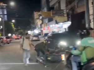Pemotor Wanita di Makassar Seruduk Pengendara Saat Keluar dari Parkir Hotel