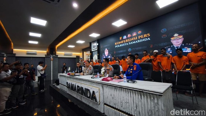 Kelima belas tahanan kabur saat diamankan kembali Polresta Samarinda. Kelima belas tahanan kabur saat diamankan kembali Polresta Samarinda.