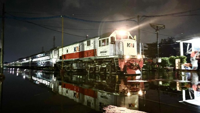Kereta Api melintasi jalur hulu antara Stasiun Tawang - Stasiun Alastua yang sempat tertutup banjir, Rabu (29/10/2025) malam. Kereta Api melintasi jalur hulu antara Stasiun Tawang - Stasiun Alastua yang sempat tertutup banjir, Rabu (29/10/2025) malam.