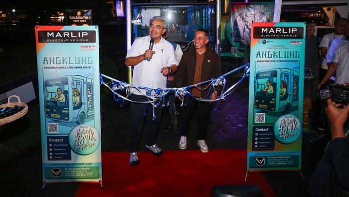 Ketua DPRD Kota Bandung Asep Mulyadi bersama Wali Kota Bandung Muhammad Farhan saat meresmikan Angklung Ketua DPRD Kota Bandung Asep Mulyadi bersama Wali Kota Bandung Muhammad Farhan saat meresmikan Angklung