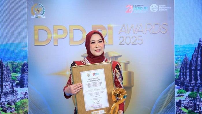 Ketua TP PKK Provinsi Sumatera Selatan, Hj. Febrita Lustia Herman Deru saat menerima DPD Awards 2025. Ketua TP PKK Provinsi Sumatera Selatan, Hj. Febrita Lustia Herman Deru saat menerima DPD Awards 2025.