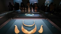 Dari Hong Kong ke Beijing, koleksi emas kuno ini akhirnya tampil perdana di Museum Ibu Kota di Beijing. Foto: Chen Xiaogen/VCG via Getty Images