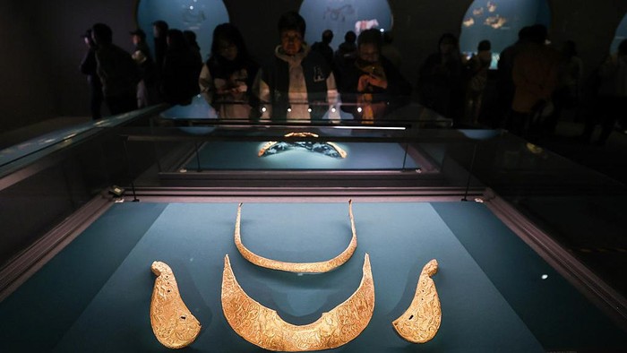 Kini Lagi Moncer! Emas di China Sudah Estetik Sejak 3.000 Tahun Lalu BEIJING, CHINA - OCTOBER 23: People view gold artifacts during